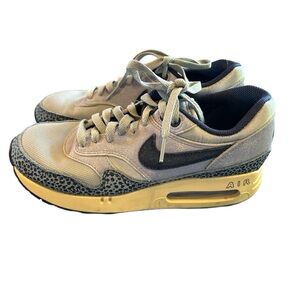 Nike Air Sneakers - Cream and Black